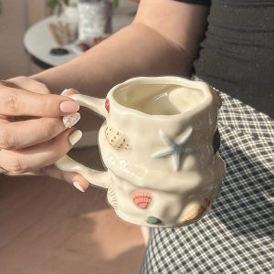 1pc 300Ml 10Oz Creative Shell Pattern Ceramic Coffee Mug, Hand-Painted Ceramic Tea Cup Matcha Cup, Beautiful Pattern Couple Cup, Latte Cup, Female Gift Cup, Vintage Style 3D Hand-Painted Touch Ceramic Cup, Non-Stick Shell Ceramic Cup