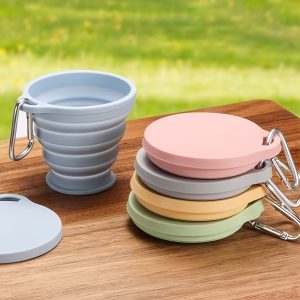 1 Foldable Silicone Water Cup, a Portable Travel Rinse Cup with Lid, Heat-resistant Tea Cup, Beverage Cup, Featuring a Carabiner Design for Hanging on Backpacks. Suitable for Camping, Outdoor Activities, Hiking, Cycling, Parties, Etc.