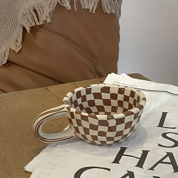 1pc Checkered Mug, High Aesthetic Creative Niche Design Ceramic Mug, Milk Cup, Suitable for Home Decor, Breakfast Cup, Afternoon Tea Coffee, Restaurant Cafe, Latte Art Cup, Gift
